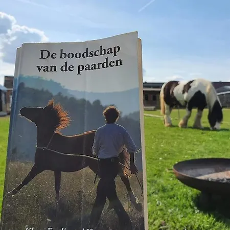 Houten Tussen Paarden *